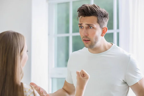 Pareja en cuarentena en casa. Concepto de divorcio — Foto de Stock