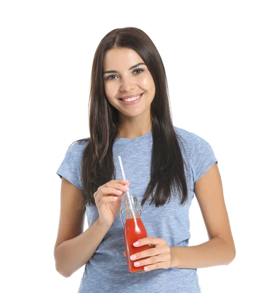 Mujer joven con jugo de tomate saludable sobre fondo blanco — Foto de Stock