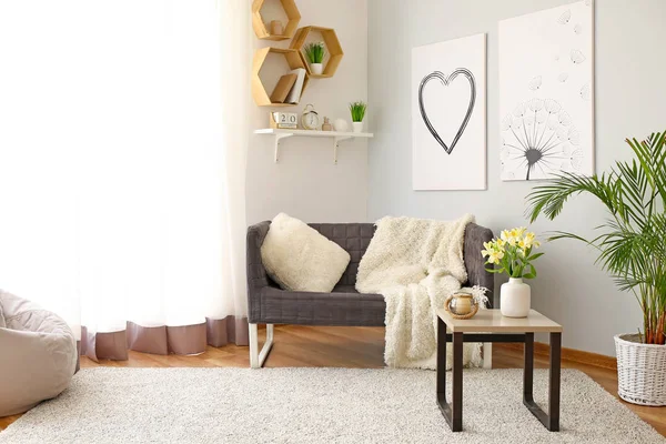 Interiér krásného lehkého obývacího pokoje — Stock fotografie