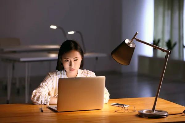 Ung asiatisk elev förbereder sig för tentamen sent på kvällen — Stockfoto