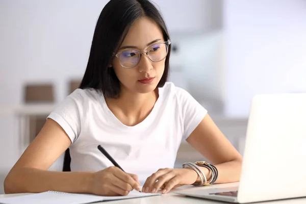 Ung asiatisk student förbereder sig för examen i universitet — Stockfoto