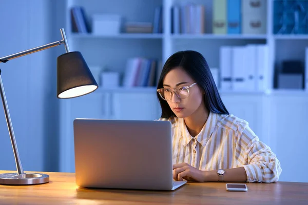 Ung asiatisk elev förbereder sig för tentamen sent på kvällen — Stockfoto