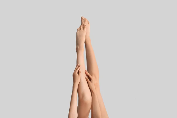 Ноги красивої молодої жінки на світлому фоні — стокове фото