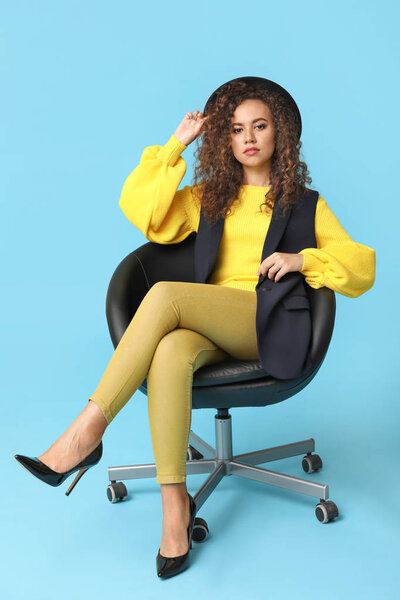 Стильная афроамериканка на цветном фоне
