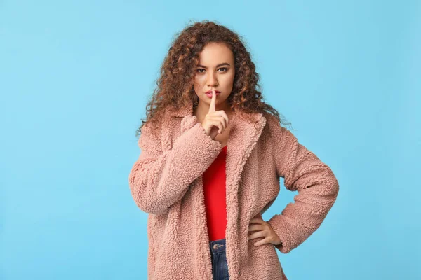 Mujer afro-americana con estilo mostrando gesto de silencio sobre fondo de color —  Fotos de Stock