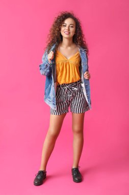 Renkli arka planda şık Afrikalı-Amerikalı kadın