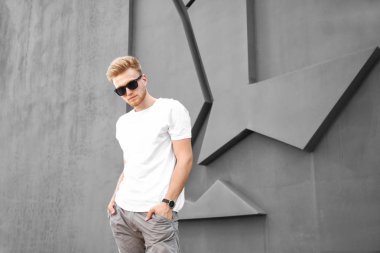 Gri duvara yakın şık t-shirt Adam