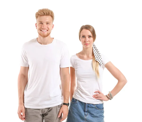 Pareja en camisetas con estilo sobre fondo blanco — Foto de Stock