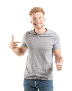 Adam onun t-shirt işaret ve beyaz arka plan karşı thumb-up gösteren