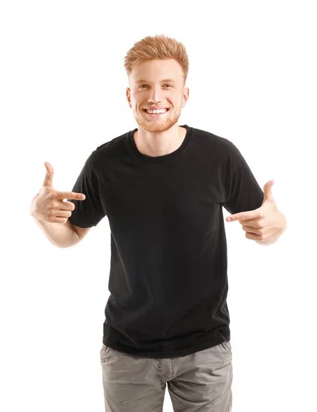 Man pekar på sin t-shirt mot vit bakgrund — Stockfoto