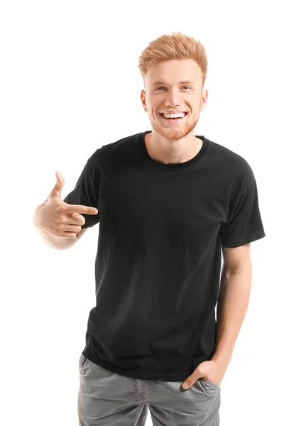 흰색 배경에 대한 자신의 티셔츠를 가리키는 남자 — 스톡 사진