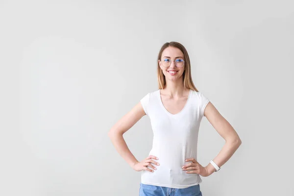 Женщина в стильной футболке на светлом фоне — стоковое фото