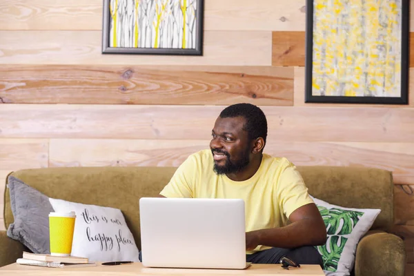 Blogger afroamericano con portátil en la mesa — Foto de Stock