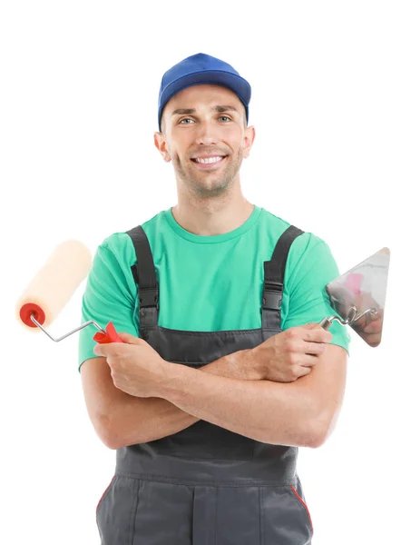 Trabajador masculino con cuchillo de paleta y rodillo de pintura sobre fondo blanco — Foto de Stock