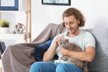 Evde sevimli komik kedi ile Adam