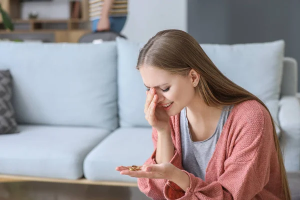 Smutna młoda kobieta z obrączki w domu. Pojęcie rozwodu — Zdjęcie stockowe