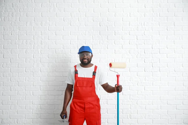 Pintor afroamericano cerca de la pared blanca — Foto de Stock
