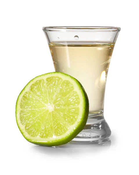 Tiro de tequila sabroso con lima sobre fondo claro —  Fotos de Stock