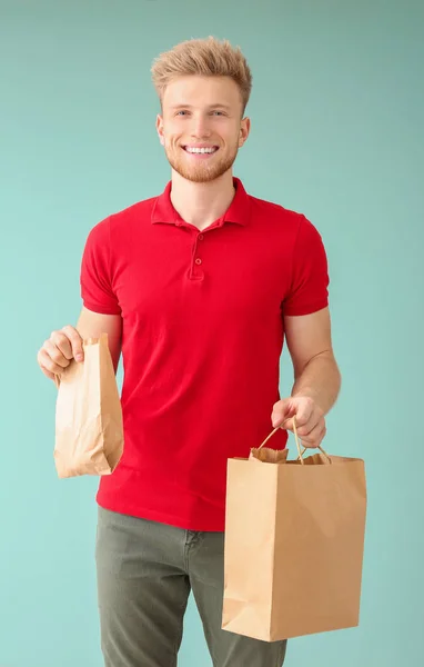 Stilig arbetare av Matleveransservice på färg bakgrund — Stockfoto