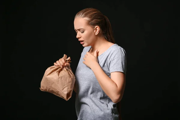 Donna con sacchetto di carta con attacco di panico su sfondo scuro — Foto Stock
