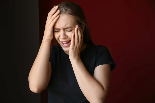 Mujer teniendo ataque de pánico sobre fondo oscuro —  Fotos de Stock