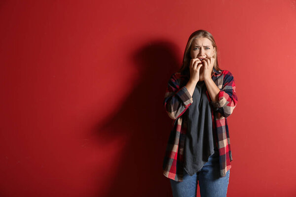 У женщины приступ паники на цветном фоне
