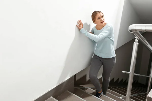 Жінка панікує в сходах — стокове фото