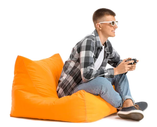 Nastoletni chłopiec gra wideo na białym tle — Zdjęcie stockowe