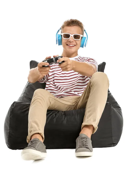 Teenager spielen Videospiel auf weißem Hintergrund — Stockfoto