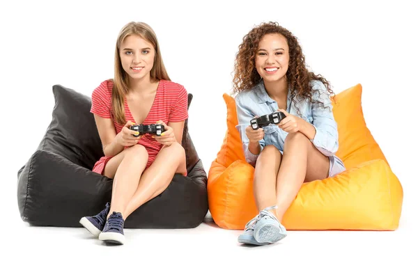 Ragazze adolescenti che giocano al videogioco su sfondo bianco — Foto Stock