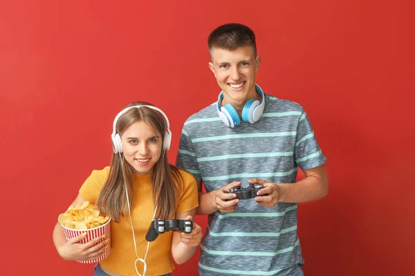 Tinédzserek játék videójáték színes háttér — Stock Fotó