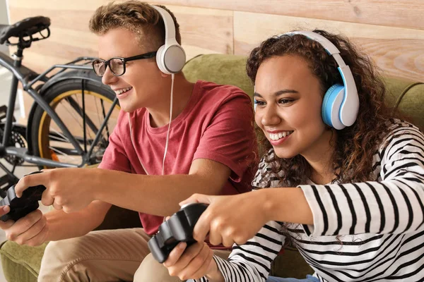 Adolescentes jugando videojuegos en casa —  Fotos de Stock