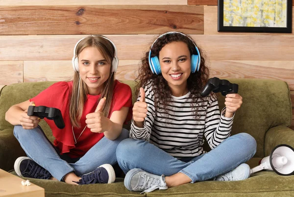 Adolescentes jugando videojuegos en casa —  Fotos de Stock