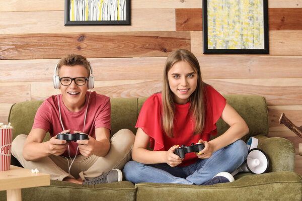 Подростки играют в видеоигры дома
