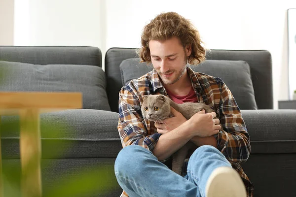 Man with cute funny cat at home — Stock Photo, Image