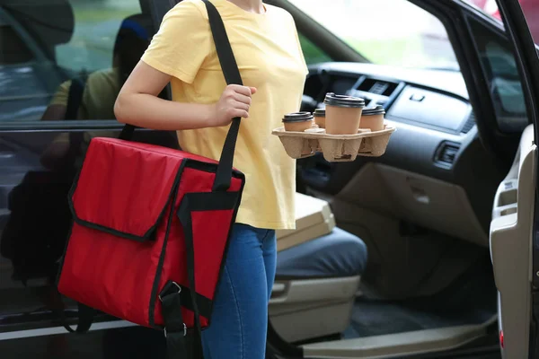 Lavoratrice del servizio di consegna di cibo vicino auto all'aperto — Foto Stock