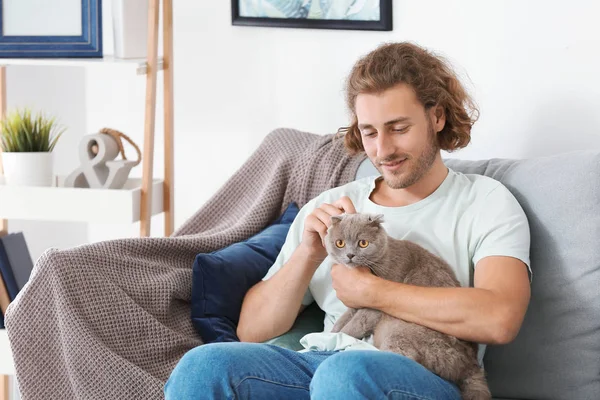 Man with cute funny cat at home — Stock Photo, Image