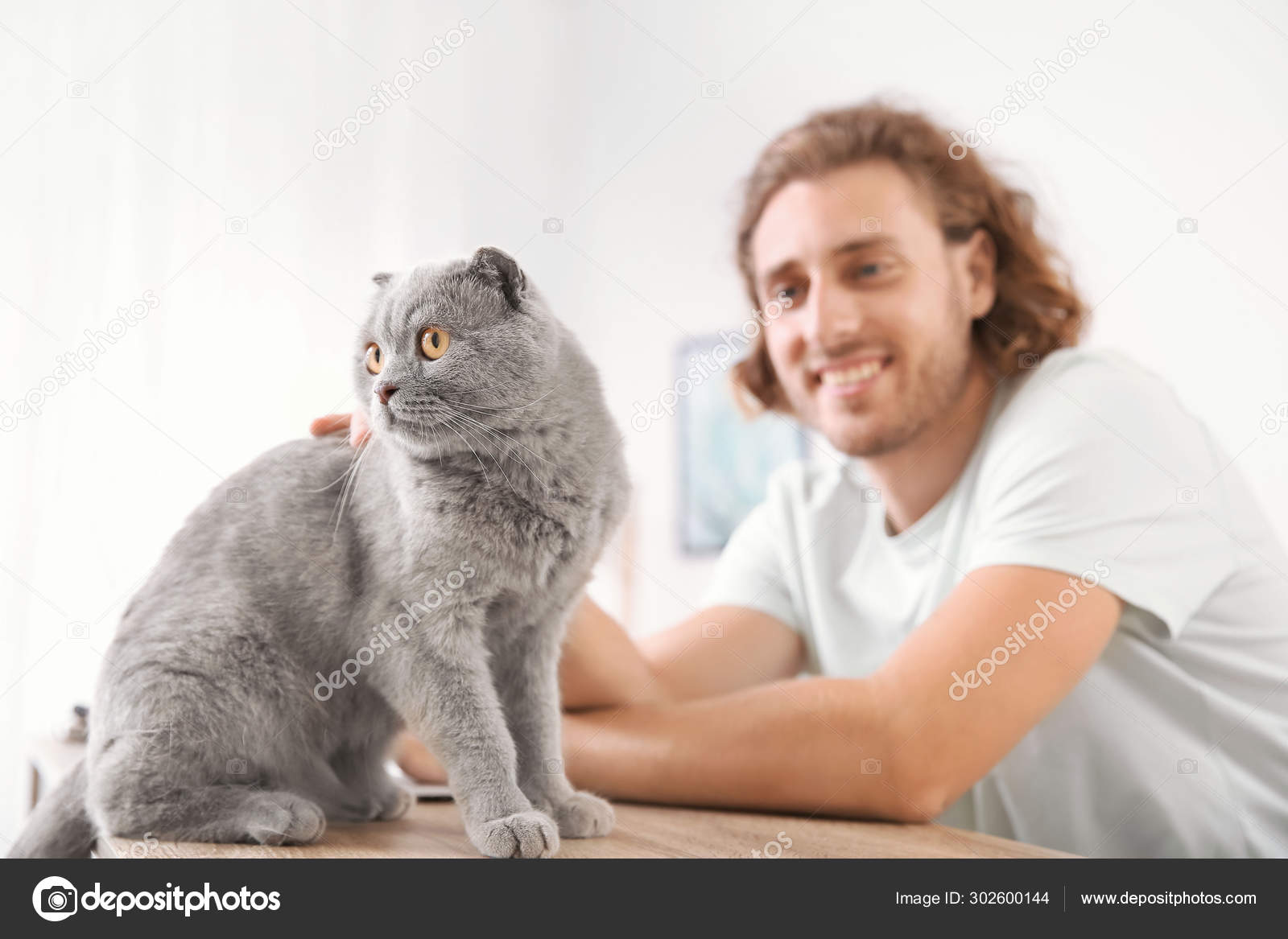 Homme Avec Chat Drole Mignon A La Maison Image Libre De Droit Par Serezniy C