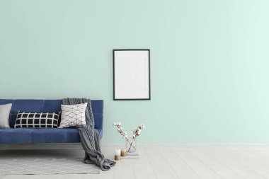 Resimli ışık duvarına yakın konforlu kanepe