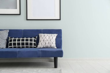 Resimlerle ışık duvarına yakın konforlu kanepe