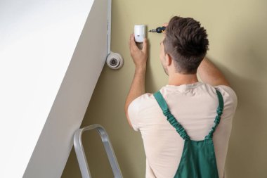 Elektrikçi, kapalı mekanlarda alarm sistemi kurma