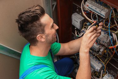 Dağıtım panosuna elektrikçi kurulum alarm sistemi