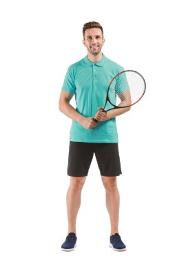 Beyaz arka planda yakışıklı tenisçi