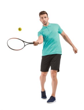 Beyaz arka planda yakışıklı tenisçi