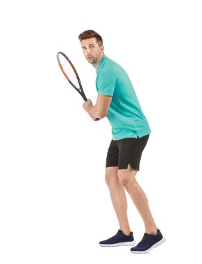 Beyaz arka planda yakışıklı tenisçi