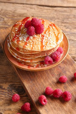 Ahşap arka planda çilek ile lezzetli krep