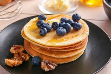 Ahşap arka planda lezzetli krep ile Plaka