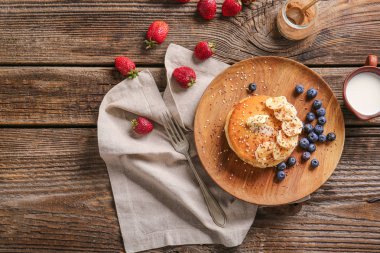 Ahşap masa üzerinde lezzetli gözleme ile plaka