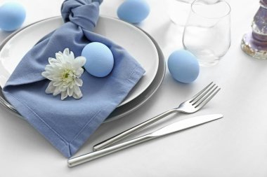 Beyaz arka planda Paskalya kutlaması için masa ayarı