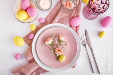 Beyaz arka planda Paskalya kutlaması için masa ayarı